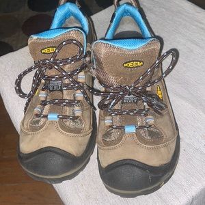 Keen hiking shoes. Low rise. Unisex. Size 9 (US)